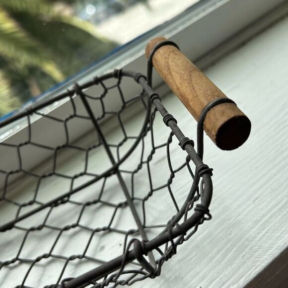 Small French Primitive Antique Mesh Wire Wood Handle Egg Basket - Picture 2 of 3